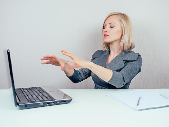 Jak wybrać idealny laptop do pracy zdalnej? Kompletny przewodnik na 2026 rok