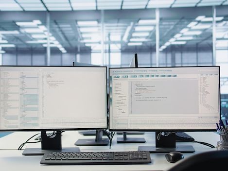 Porównanie systemów operacyjnych Android i iOS dla urządzeń mobilnych w 2026 roku