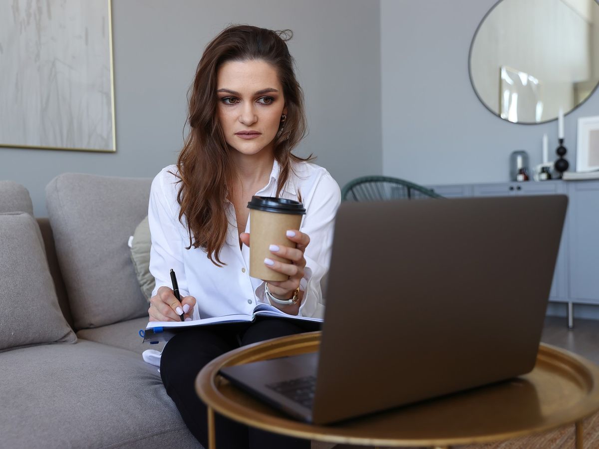Jak wybrać laptop do pracy zdalnej i nauki? Kompleksowy przewodnik 2026